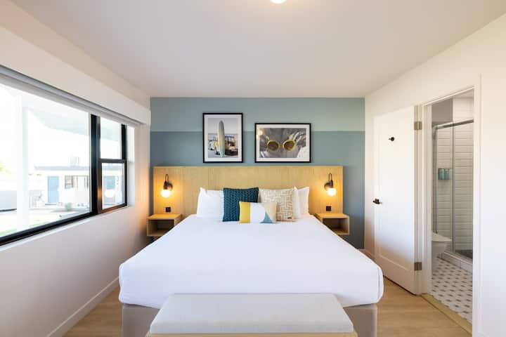 海景两卧室小屋，卧室一配有床、边架和卫生间