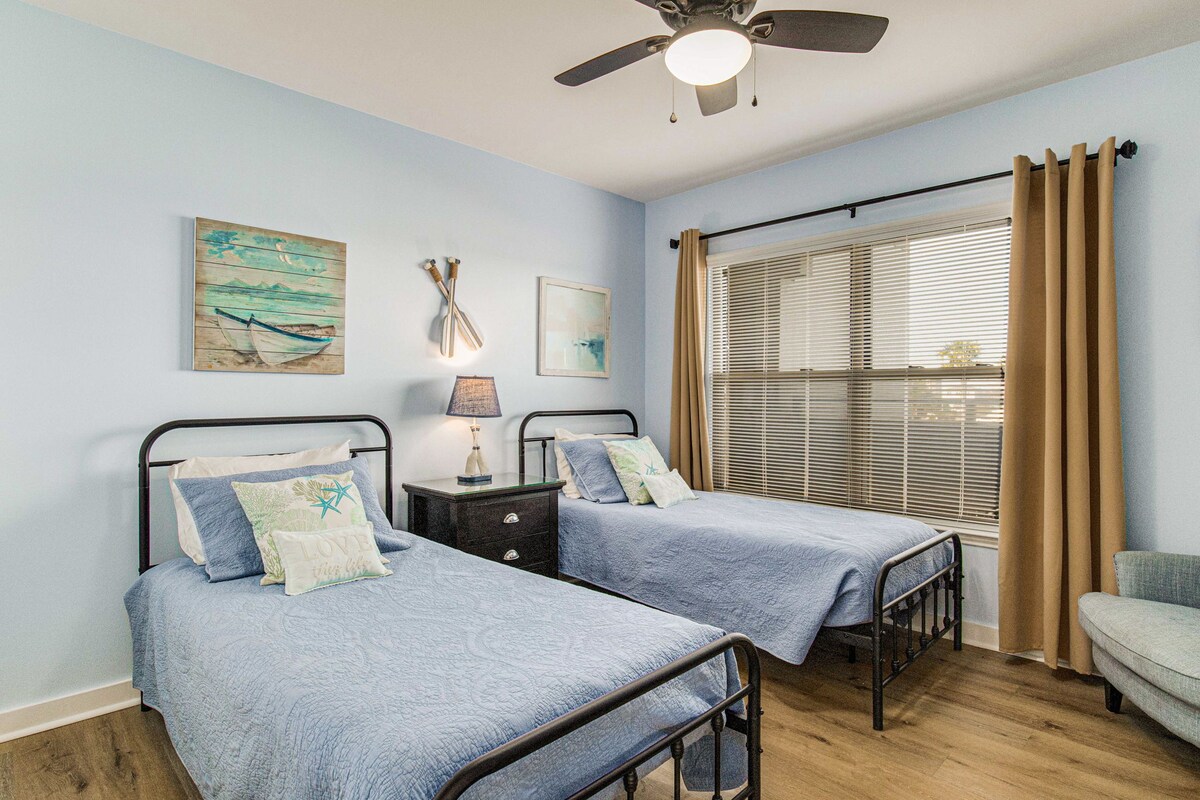 第二间卧室配有两张单人床，配有全新的床垫（ 2023年11月） ，非常适合家庭入住。