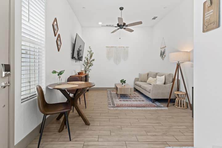 Cute & Chic Private Guest Suite W/king Bed! - Visalia, CA