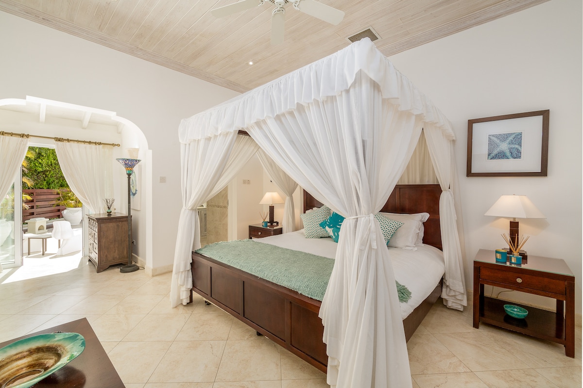 Մեծ թագավորի չափսի (ԱՄՆ) ննջասենյակ ՝ առանձին կտուրով, օդորակիչով և առանձնաբաժնով ։