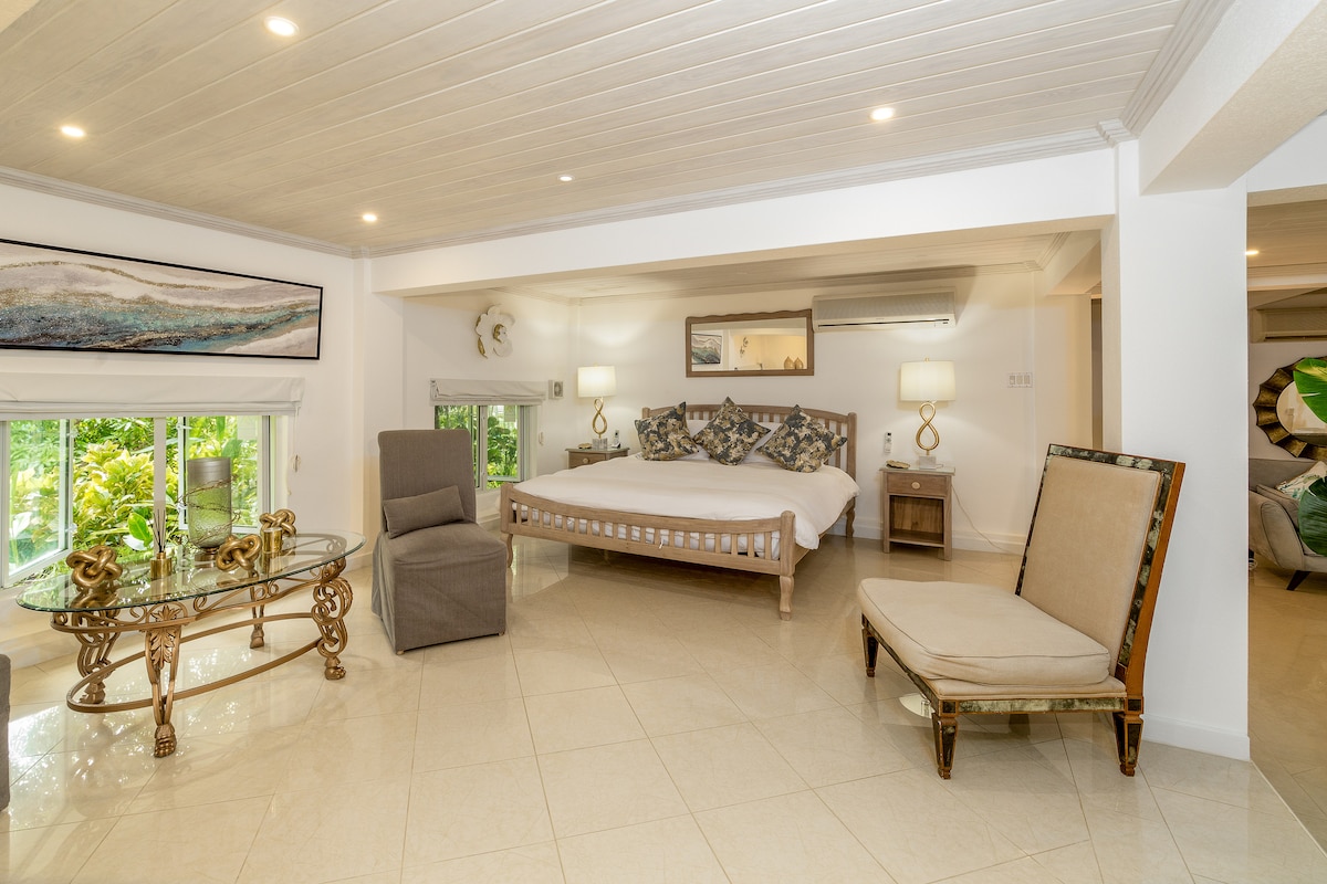 Առասպելական ննջասենյակ ՝ իր առանձին հատակով, առանձին տեռասով, պարտեզի տեսարաններով, ԱՄՆ - ում մեծ մահճակալով, առանձնաբաժնով և օդորակիչով ։