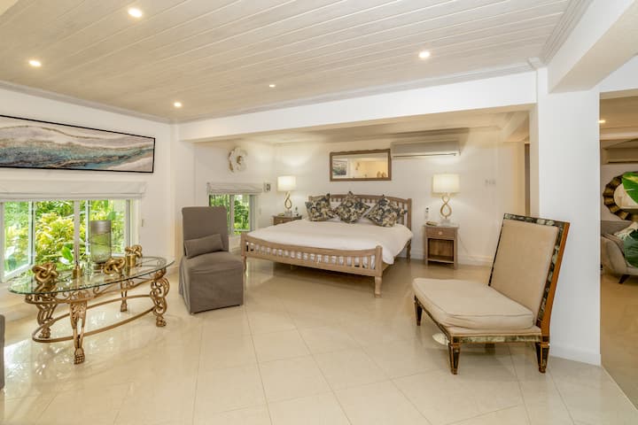 Առասպելական ննջասենյակ ՝ իր առանձին հատակով, առանձին տեռասով, պարտեզի տեսարաններով, ԱՄՆ - ում մեծ մահճակալով, առանձնաբաժնով և օդորակիչով ։