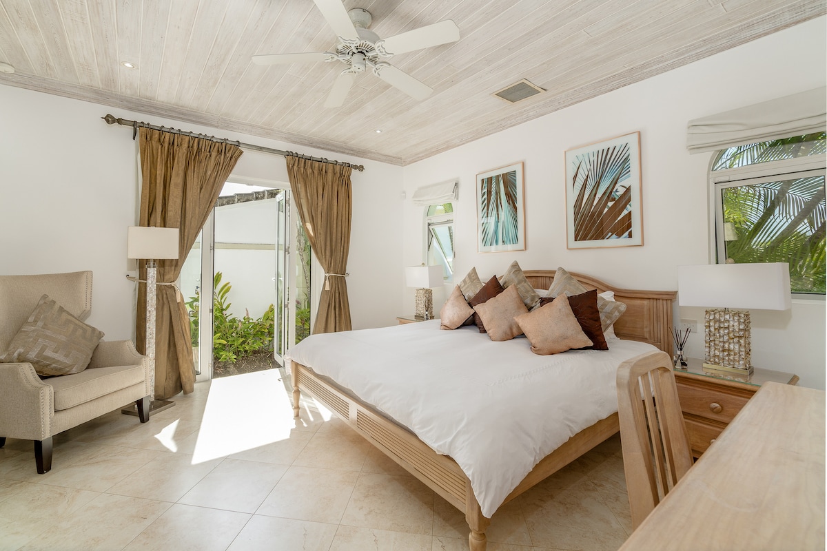 Հանգիստ ննջասենյակ ՝ օդորակիչով, առաստաղի ֆաբրիկայով և առանձին տեռասով ։