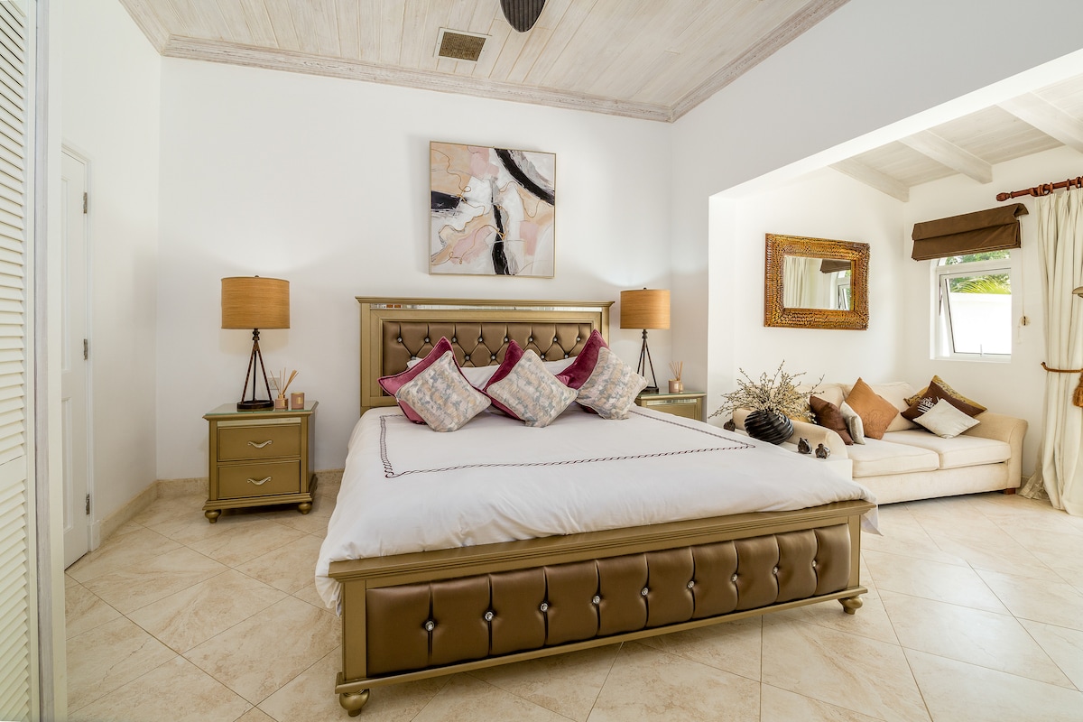 Ընդարձակ ննջասենյակ ՝ մեծ մահճակալով , առանձնաբաժնով և պարտեզի տեսարաններով ։