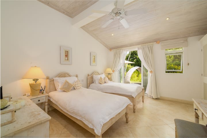 Երկտեղանի ննջասենյակ ՝ առանձին տեռասով, սմարթ հեռուստացույցով և առանձնաբաժնով ։