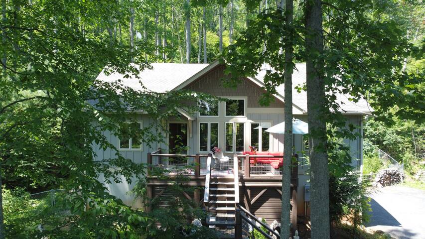 Forest Oasis w Hot tub, outdoor sauna, & Privacy gallery image 2