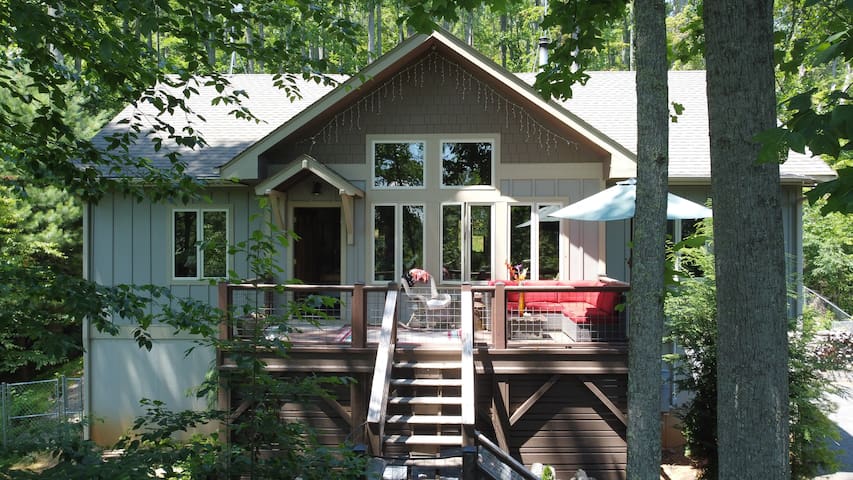 Forest Oasis w Hot tub, outdoor sauna, & Privacy