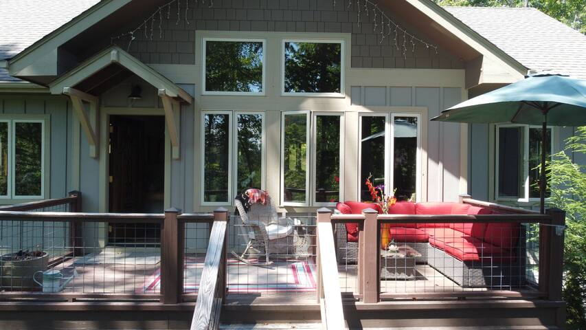 Forest Oasis w Hot tub, outdoor sauna, & Privacy gallery image 3