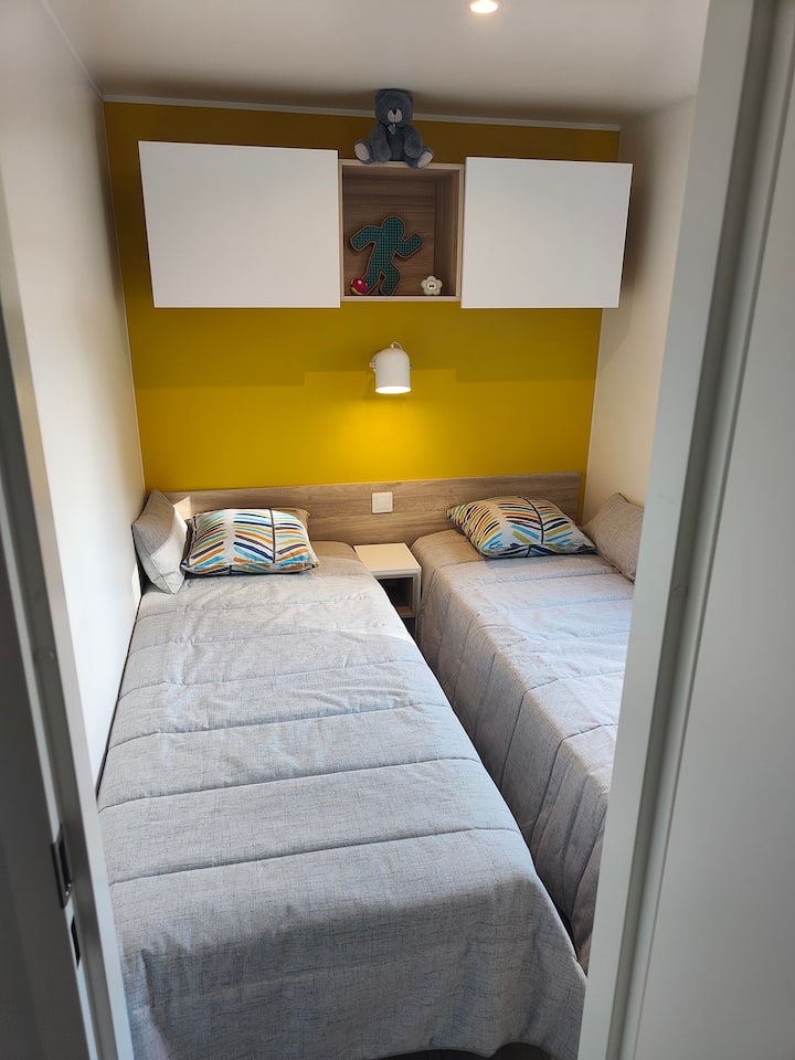 Habitación infantil con 2 camas de 80*190.  
Posibilidad de instalar una cama paraguas en lugar de una de las camas individuales.