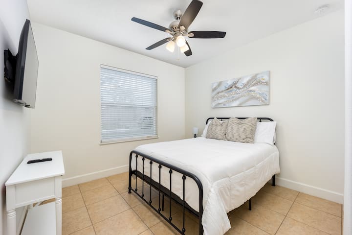 Chumba cha kulala #3 kina kitanda cha ukubwa kamili, meza ndogo, taa ndogo, runinga janja ya 42 na meza ya kuhifadhi. 