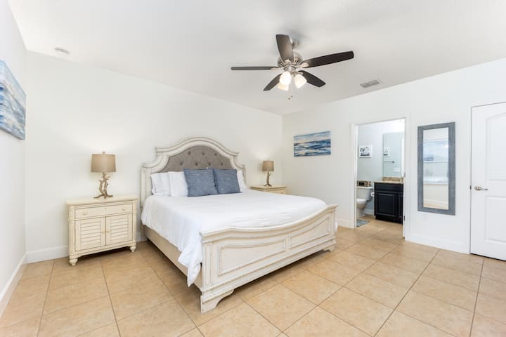 Master Bedroom ina kitanda cha ukubwa wa King, TV janja ya 60", kabati la nguo, meza 2 za kulala na taa 2.