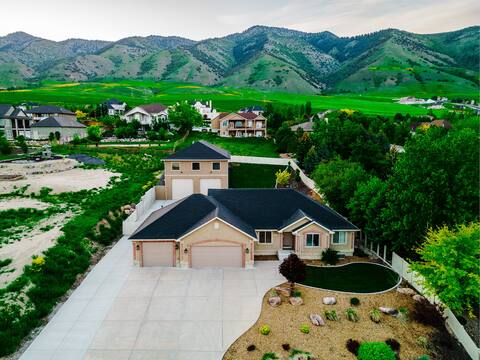 Family Fun! Huge GAME room /Hot Tub/Sleeps 25+