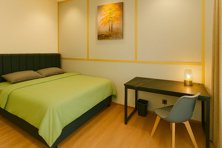 Chumba cha 3 cha kulala kilitoa kitanda kimoja cha ukubwa wa malkia kilicho na godoro la kifahari la 14" nene la majira ya kuchipua na dawati la kufanyia kazi linalofaa kwa wanandoa na watu wanaotafuta mapumziko ya amani