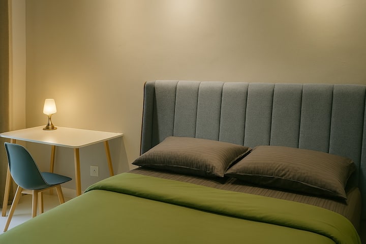 Chumba cha 4 cha kulala kilicho kwenye ghorofa ya chini kilipewa kitanda kimoja cha ukubwa wa malkia chenye godoro la kifahari la 14" nene la chemchemi ya mfukoni na dawati la kufanyia kazi