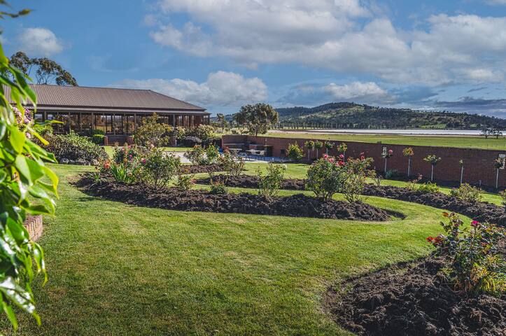 Prestigious Expansive Home with Almost Everything gallery image 5