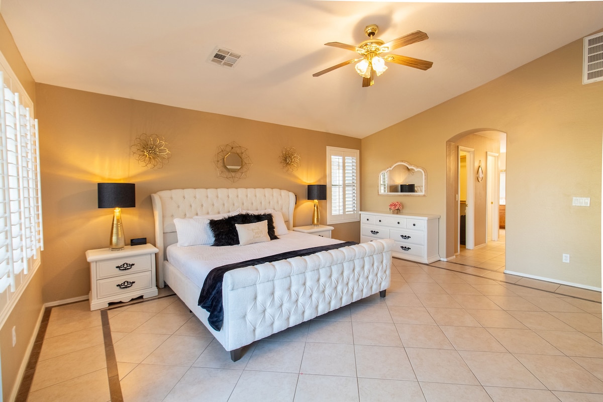 Apartman s velikim bračnim krevetom, privatnom kupaonicom i privatnim balkonom.