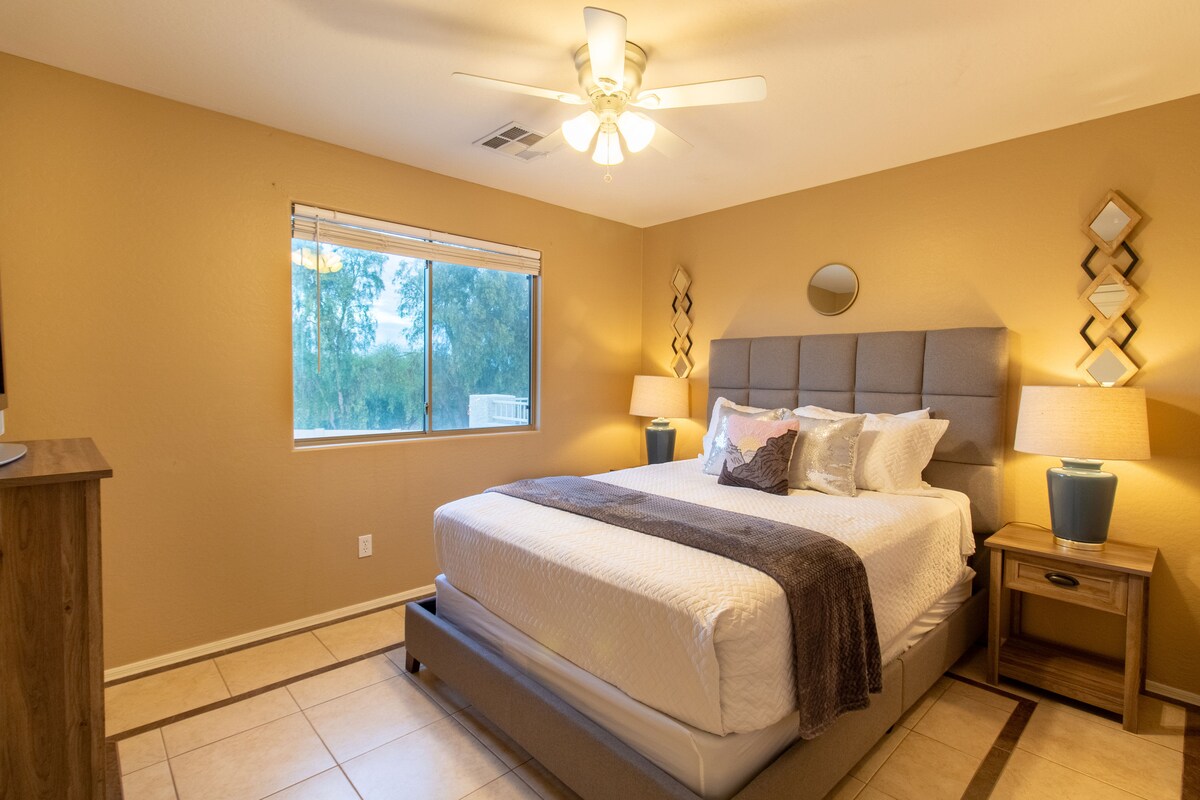 Udobna spavaća soba na katu s bračnim krevetom (160 – 179 cm) i puno prirodnog svjetla.