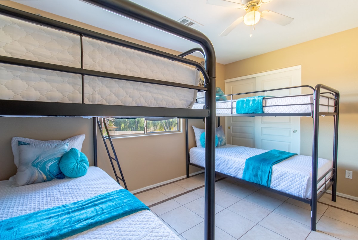 Zabavna soba s dva kreveta na kat – savršena za obitelji.