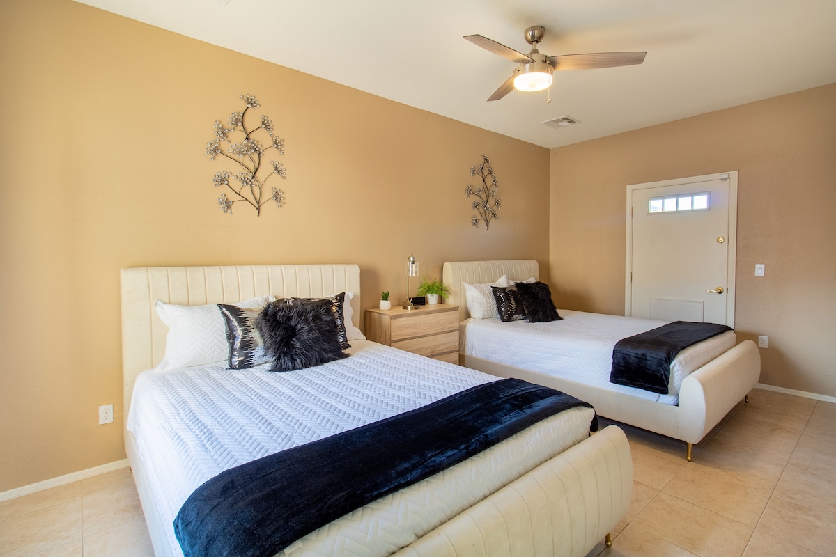 Dva odvojena kreveta – odlično za djecu, braću i sestre ili grupe.