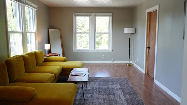 New Sprawling Gorgeous Top Floor 3-bedroom Condo - Potawatomi Zoo, South Bend