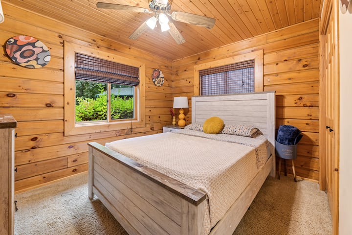 Vintage Floral room, queen bed, overhead fan, closet, dresser and mirror. Sleeps 2.