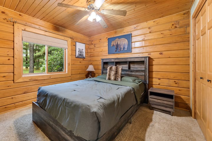 Wilderness room, queen bed, overhead fan, closet. Sleeps 2.