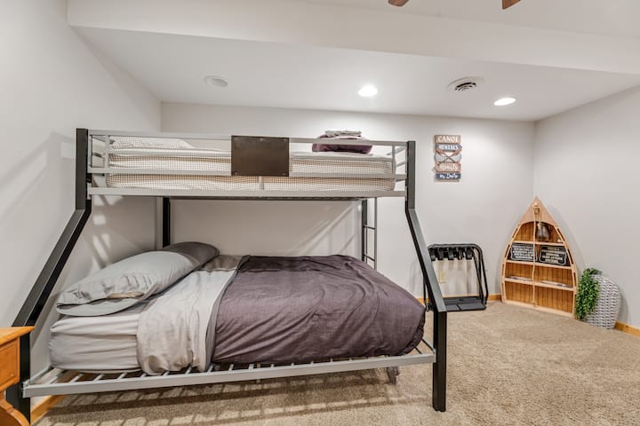 Fishing Room (bunk bed with twin and full, and separate full bed).