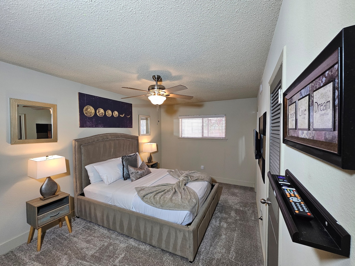 主卧：用精心策划的艺术品来个性化您的空间，展现您的时尚感和想象力。
享受现代科技的便利，而不会影响风格。