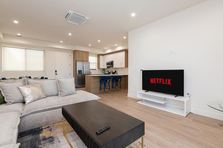 Stylish 2BR/2BA in Glendale with Free Parking!