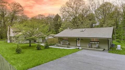 2 Private Hot Tubs ,Two Homes,  Sleeps 22 &  BBQ