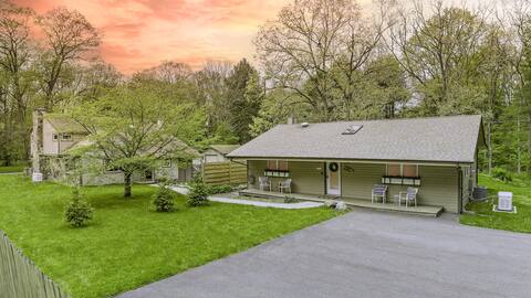2 Private Hot Tubs ,Two Homes, Sleeps 22 & BBQ