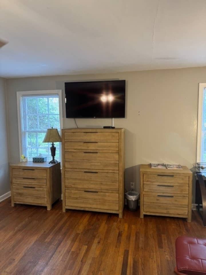 Cottages @ Lake Ella | Exec Suite (2br-1bth/desk) - タラハシー, FL