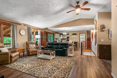 Lakeside Getaway includes Hot Tub (pet friendly)