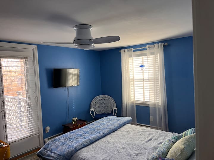 Dhoma e dytë e gjumit, krevat dopio "queen", dollap dhe byro, karrige me thurje dhe televizor.  Priza telefonike inteligjente. Hyrje në verandën e pasme.