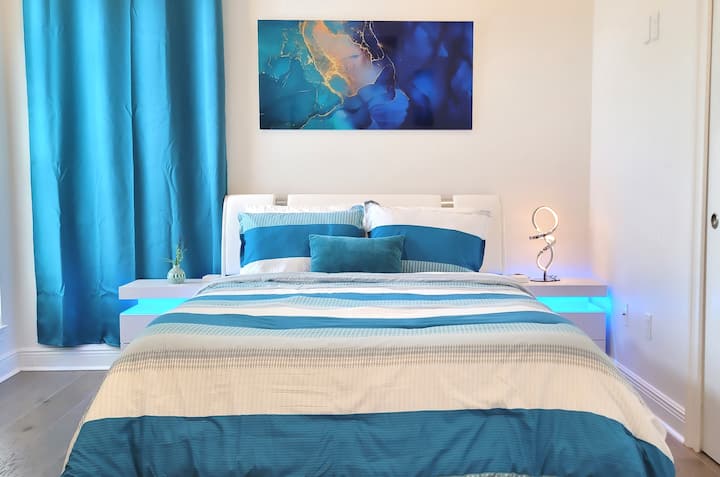 Ensuite 3rd  BR - Queen • Memory foam •  Bright Ocean Blue theme •  LED TV • Ambient ndriçim • Banjë luksoze private e bashkangjitur