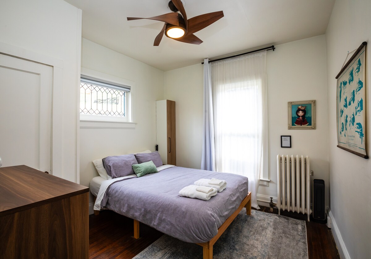 استمتع بنوم هادئ على سرير بحجم كبير مع كاسبر ومرتبة ميموري فوم ووسائد ميموري فوم. مجهزة بستائر تعتيم وطاولات جانبية ومروحة سقف ومنافذ شحن وآلة صوت. استمتع بالشطرنج والبطاقات والكتب في الخزانة