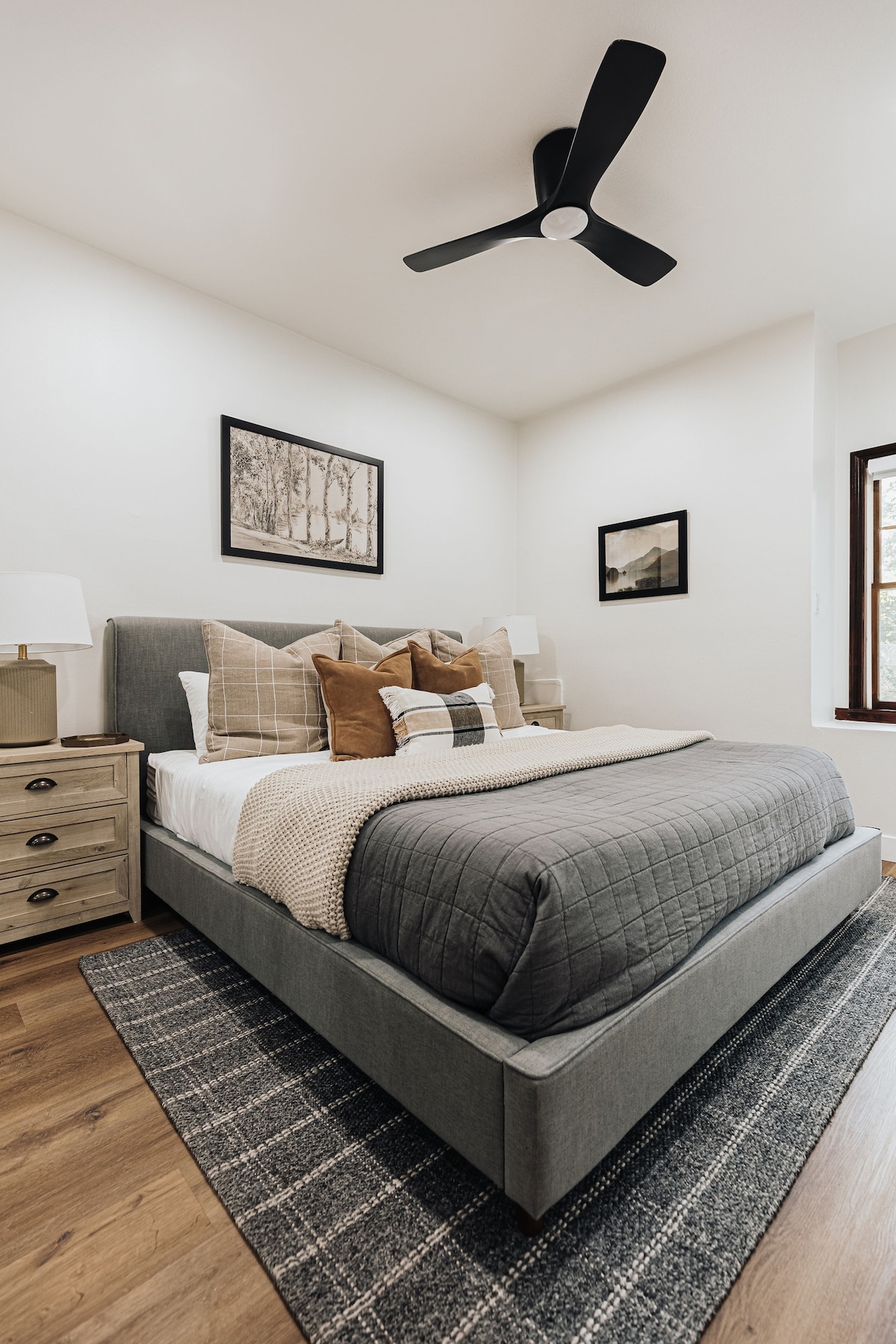 Bedroom 3. King size bed. Memory-foam mattress.  50 inch 4K Smart TV. Ceiling fan. 