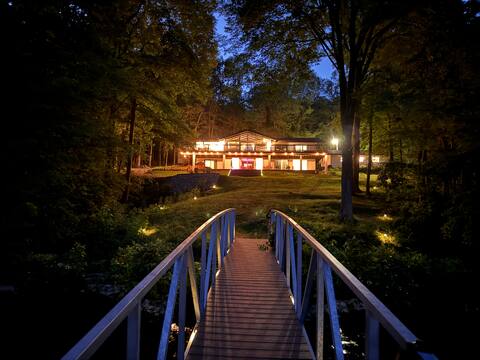 Lake Barkley 
6 bdr lakefront oasis NEW dock 2024