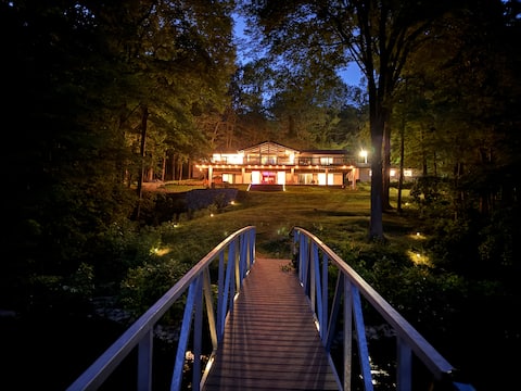 Lake Barkley 
6 bdr lakefront oasis NEW dock 2024