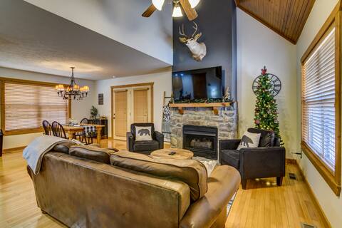 Minutes from SDC! Fireplace! Scenic Wooded Views!
