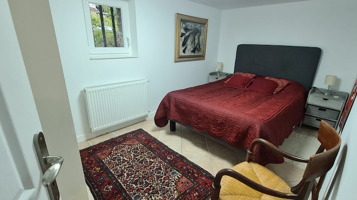 El cuarto dormitorio en la planta baja. La ventana se abre a la terraza en frente de la casa.