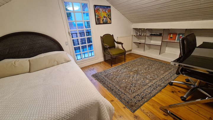 En el primer piso hay otro dormitorio con cama doble que da a la parte posterior de la casa.