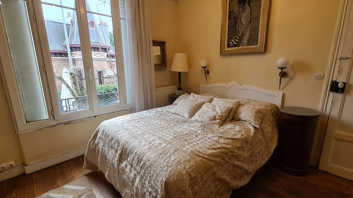 1ª habitación en la planta baja, con vistas a la terraza delantera y al jardín , con vistas a la pequeña mansión al otro lado de la calle.