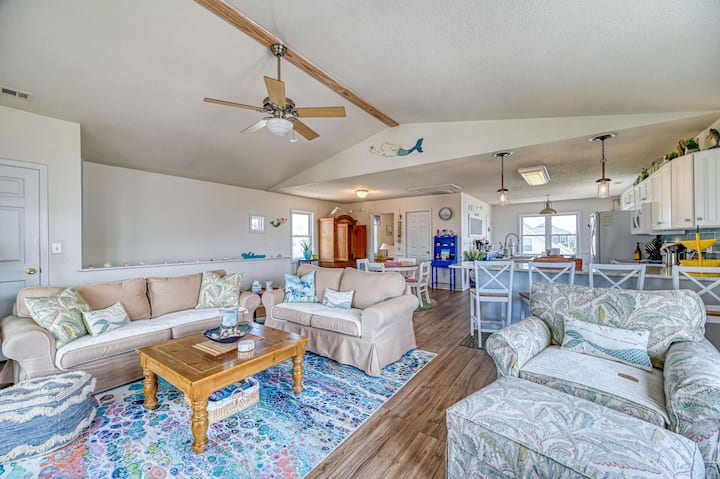 Მეორე სართულის მისაღები სივრცე ოკეანისა და ხმის პანორამული ხედებით, ღია სამზარეულოთი, ორი სასადილო მაგიდით, საუზმის ნახევარკუნძულით და საძინებლით ოფისის მოწყობით. Გამოსაწევი ტახტი დამატებითი სტუმრებისთვის და საუკეთესო გემბანზე გასასვლელი სანაპირო ნიავი.