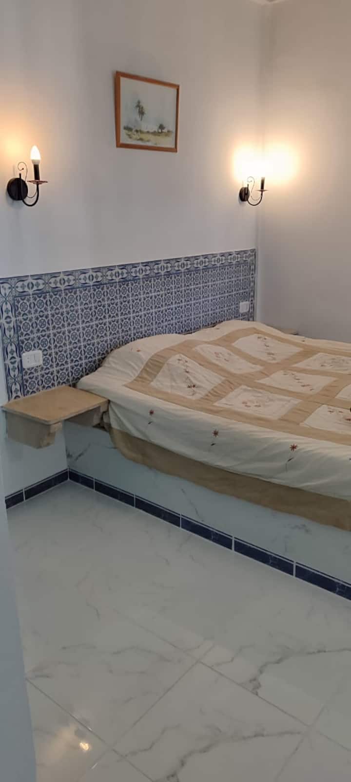 غرفة النوم 1 الرئيسية مع حمام ومرحاض (تم تجديده في عام 2024)