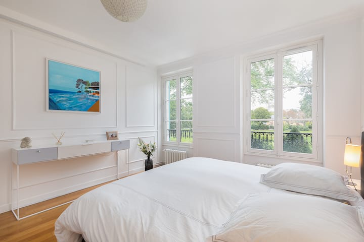 Dormitorio principal con cama king size. Vistas abiertas al parque.