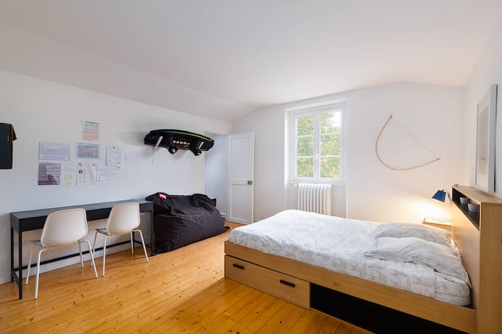 Habitación grande con cama queen size.