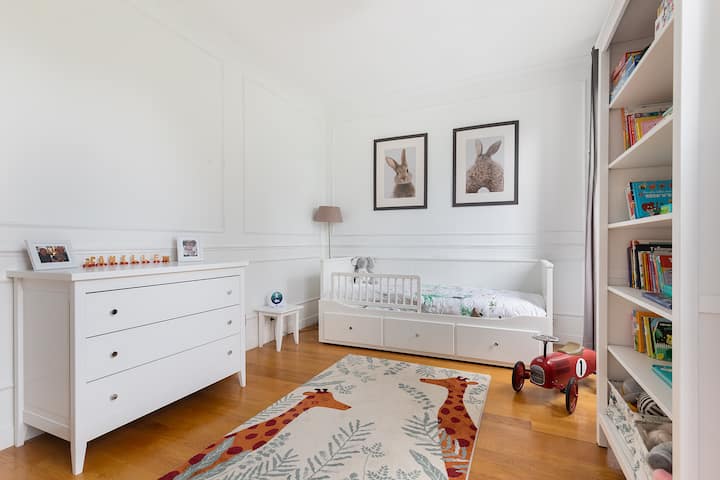 Habitación con cuna. Posibilidad de instalar una cama queen size adicional.