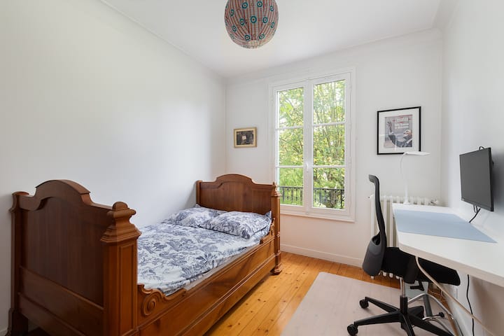 Habitación con cama queen size.