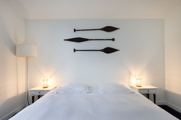 Habitación grande con cama king size.